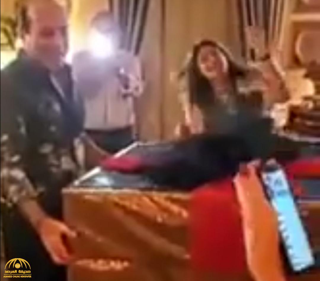 شاهد: مصرية تقدم لزوجها هدية لا تخطر على بال بمناسبة عيد ميلاده!