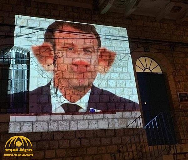 شاهد .. رسوم ساخرة ضد ماكرون على جدران المركز الثقافي الفرنسي في إسرائيل