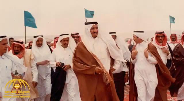 شاهد .. فيديو نادر يوثق تفاصيل زيارة الملك سلمان لبلدة البير في ثادق ومشاركته في العرضة السعودية