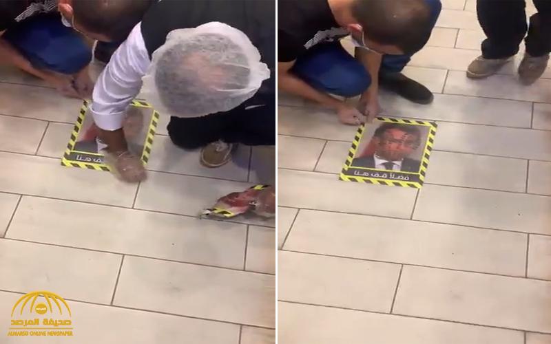 شاهد .. مطعم كويتي يضع صورة ماكرون على الأرض للدهس عليها .. وتصرف مفاجئ من صاحب المطعم بعد انتهاء التصوير