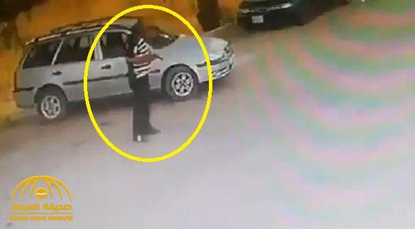 فيديو صادم .. شاهد : لبناني يطلق النار على نفسه في شارع عام