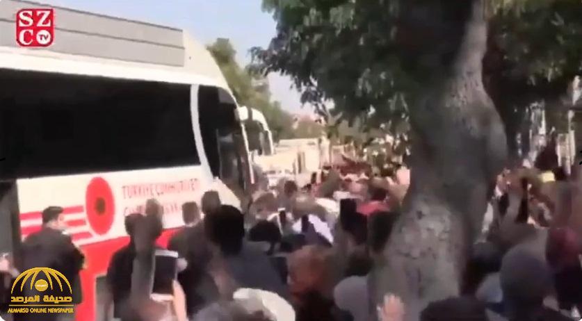 شاهد .. أتراك يتدافعون على حافلة أردوغان للحصول على عبوة "شاي" !