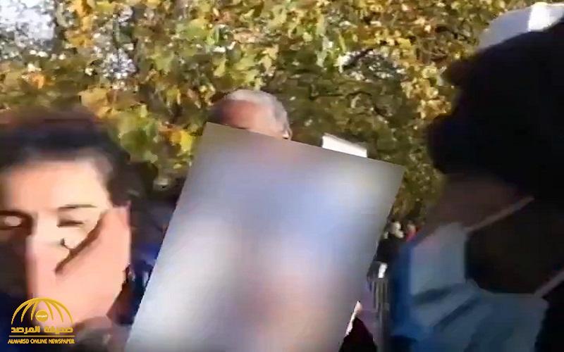 شاهد.. شخص يوجه صفعة عنيفة على وجه امرأة في لندن حملت صورة مسيئة للرسول!
