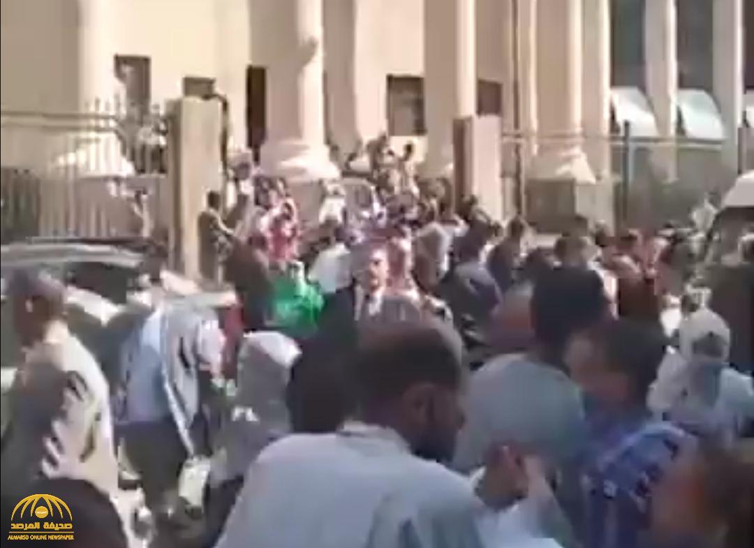 شاهد.. لحظة إخلاء محكمة مصرية بعد اشتباه بوجود قنبلة