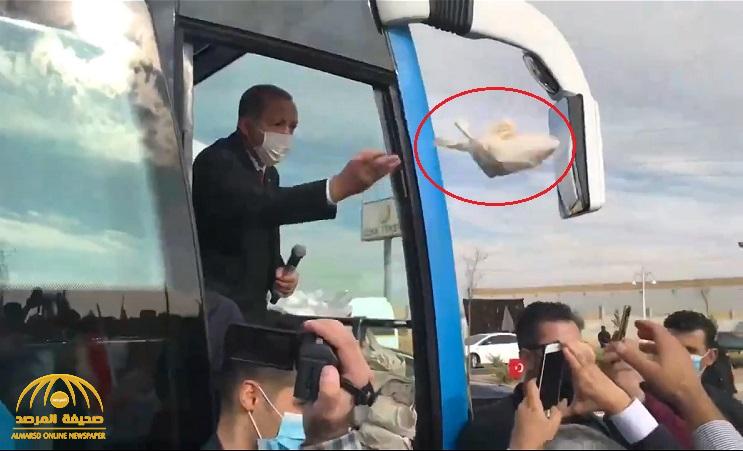 شاهد: أتراك لـ"أردوغان": "لا نستطيع شراء الخبز".. والأخير يصدمهم برده: "اشربوا شاي"!