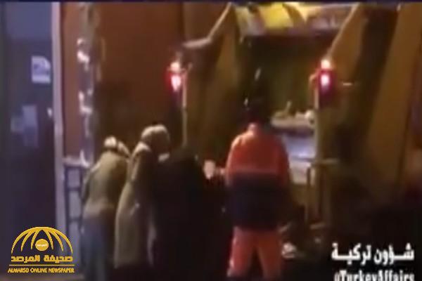 فيديو صادم.. شاهد: نساء أتراك يبحثن عن بواقي طعام داخل صندوق القمامة