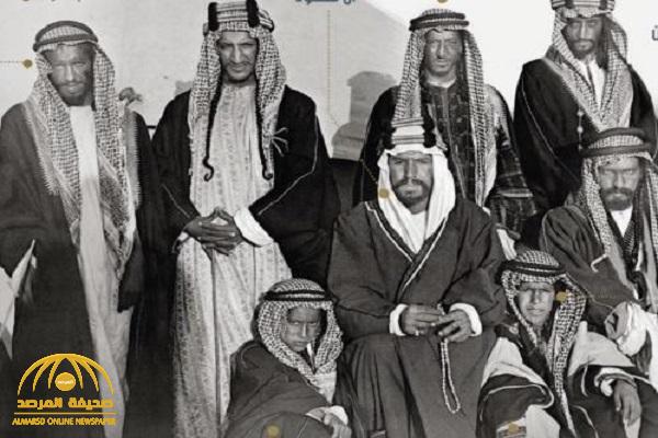 شاهد.. صورة نادرة للملك عبدالعزيز مع عدد من الأمراء قبل أكثر من 100 عام..  والكشف عن أسمائهم!