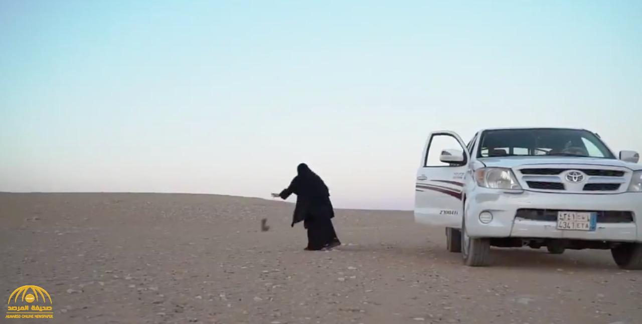 شاهد :  "ريم الحازمي " تكشف عن  هوايتها في قنص الصقور في صحراء الحدود الشمالية