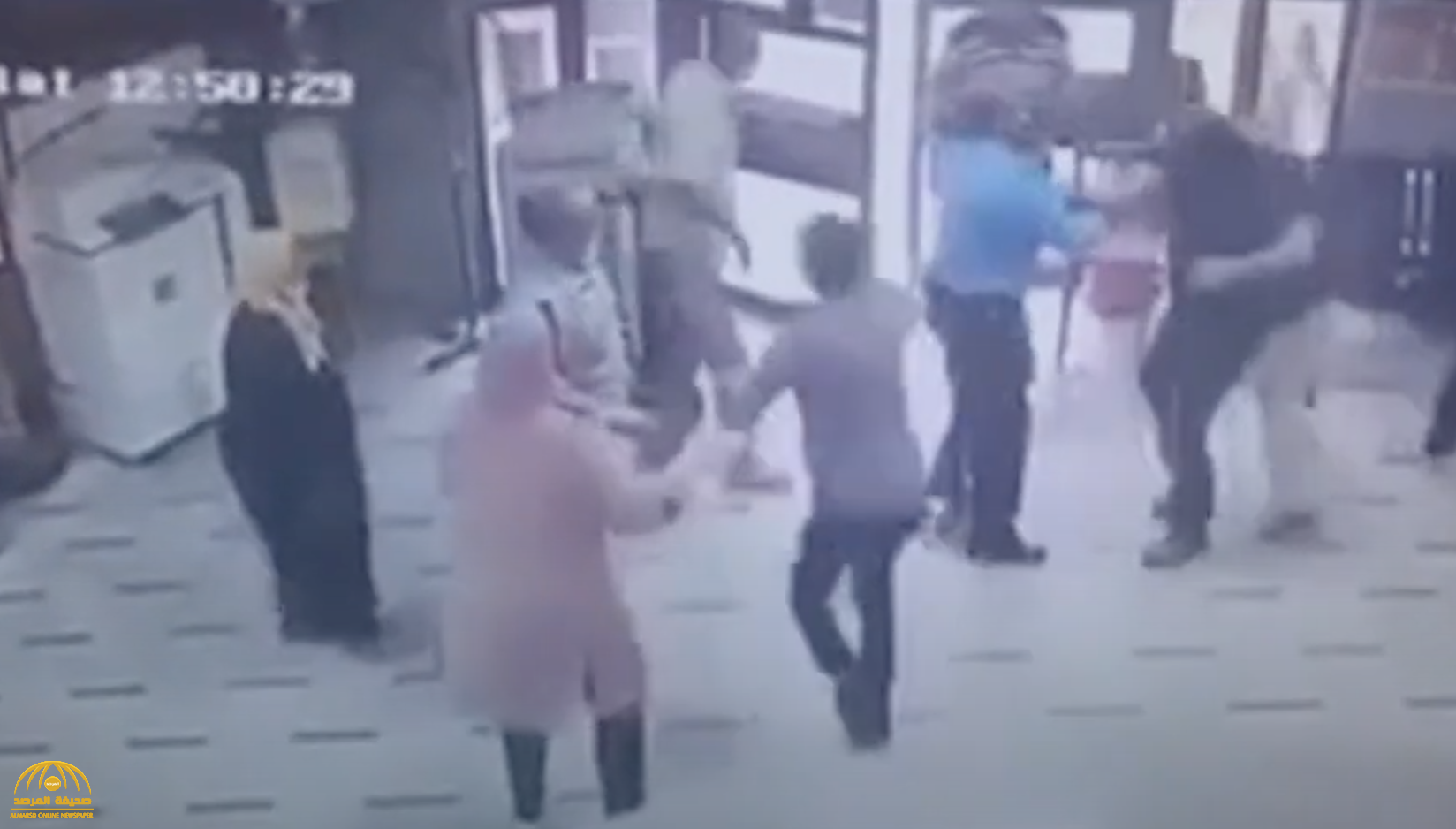 شاهد: مشاجرة عنيفة بين  ولي أمر  ومدير مدرسة في مصر .. والأخير يسقطه على الأرض بحركة "سوبر سوبلكس"