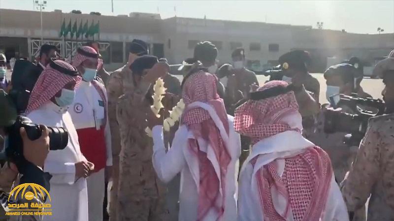 شاهد .. لحظة استقبال 15 أسيراً سعوديا و 4 أسرى سودانيين بقاعدة الملك سلمان في الرياض
