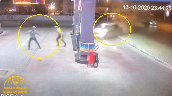بالفيديو : سيارة تقتحم محطة وقود بسرعة جنونية وتصطدم بها .. شاهد ردة فعل العمال