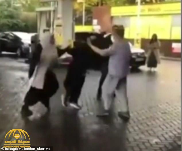 شاهد : مشاجرة  عنيفة بين عدد من النساء والرجال داخل محطة وقود بمدينة مانشستر البريطانية!