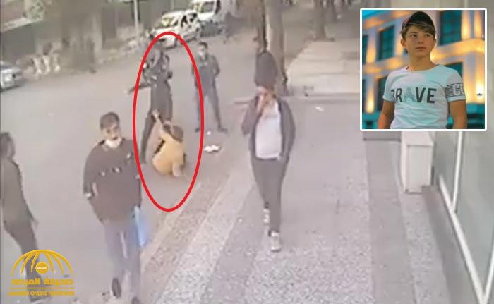 بالفيديو.. أتراك يطعنون شاباً سورياً بسكين في صدره أثناء مروره في مكان عام