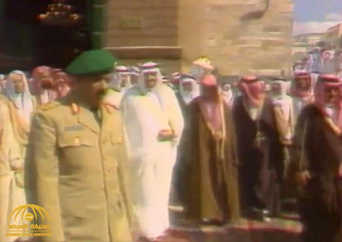شاهد .. فيديو نادر : ردة فعل الملك فهد على هتاف مواطن لحظة خروجه من المسجد النبوي