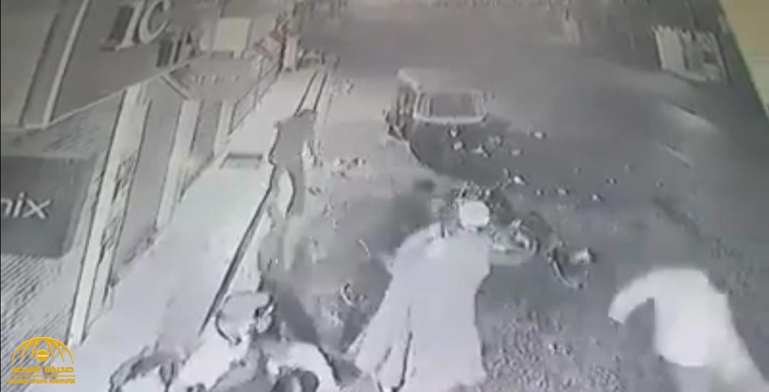 بالفيديو : لحظة سقوط طفل مصري من الطابق الثالث .. شاهد ردة فعل المارة