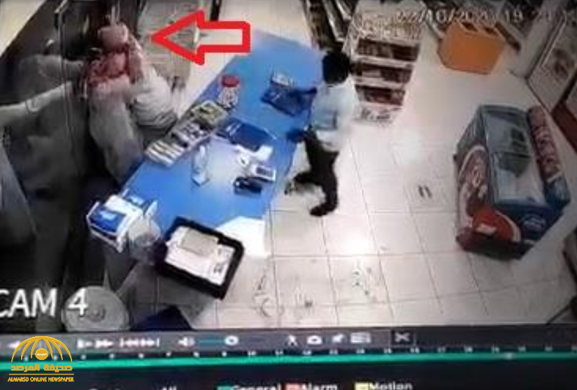 شاهد: لصان يقتحمان بقالة ويحاولان سرقة صندوق النقود.. وعند محاولة الهروب كانت المفاجأة!