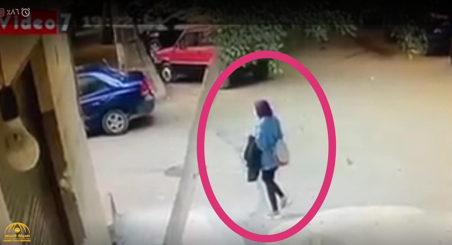 شاهد.. أول فيديو لفتاة المعادي أثناء سيرها في الشارع قبل الحادث بلحظات!