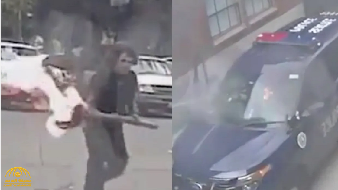 شاهد.. رجل يحمل لوح خشبي مشتعل وينقضّ على ضابط أميركي داخل السيارة