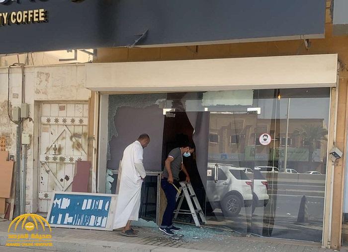 بالصور .. سيارة مسرعة تحطم واجهة مقهى في الرياض