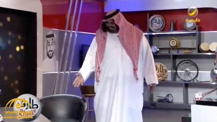 شاهد .. ردة فعل مشهور سناب "أبو غريب" عندما تفاجأ بكرسي صغير في برنامج "طارق شو"