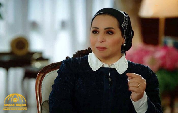 أول لقاء تلفزيوني لزوجة الرئيس المصري تكشف فيه عن صلة القرابة بينهما.. وكيف علمها "الطبخ" (فيديو)