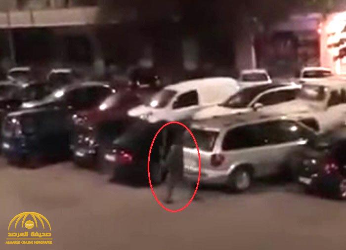 مصري في إيطاليا يحطم زجاج 56 سيارة في الشارع.. شاهد: ردة فعل السكان!