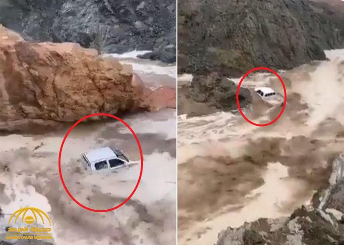 شاهد: السيل يجرف سيارة في وادي خف بشمال أملج