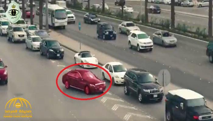 شاهد.. "المرور" يبث فيديو يوضح كيفية رصد الكاميرات مخالفة "عدم الالتزام بالمسارات على الطرق"
