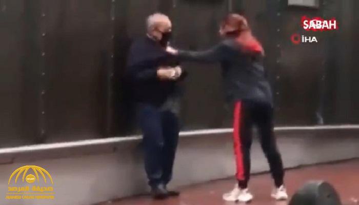 شاهد.. شابة تركية "سكرانة" تهاجم مسنًا في الشارع.. وتضربه على رأسه بزجاجة كحول!