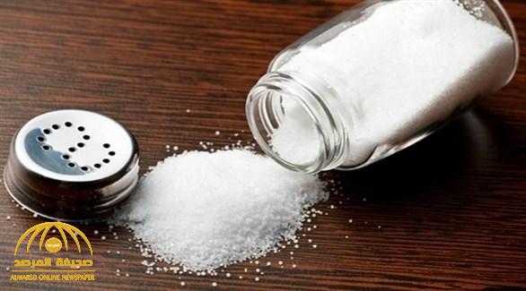علامات خطيرة تدل على أنك تستخدم الملح بشكل مفرط  في الطعام .. ويهدد صحتك