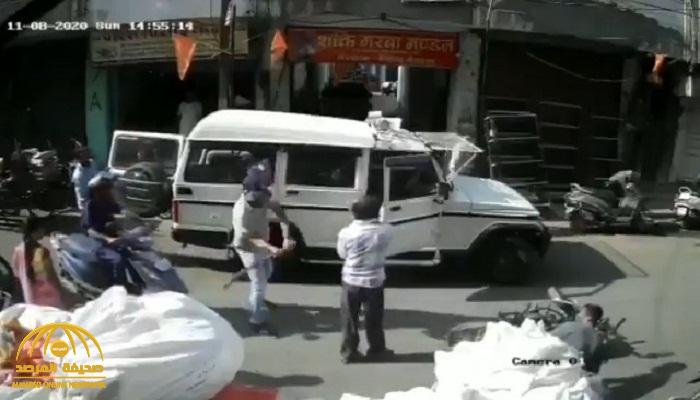 شاهد: شرطي هندي يمسك عصا ويجلد قائد دراجة نارية على مؤخرته وسط الطريق.. والسبب صادم!