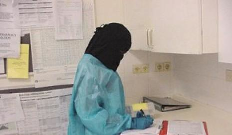 طبيب أجنبي يعتدي على ممرضة سعودية ويتسبب في طي قيدها من العمل تعسفيًا