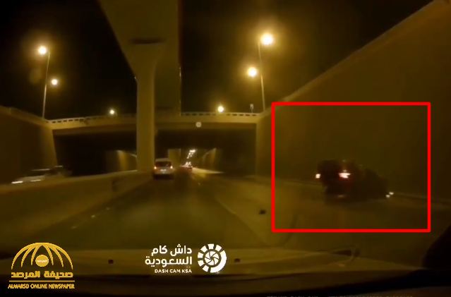 شاهد.. لحظة اصطدام سيارة وانقلابها أثناء المراوغة على طريق سريع في الرياض