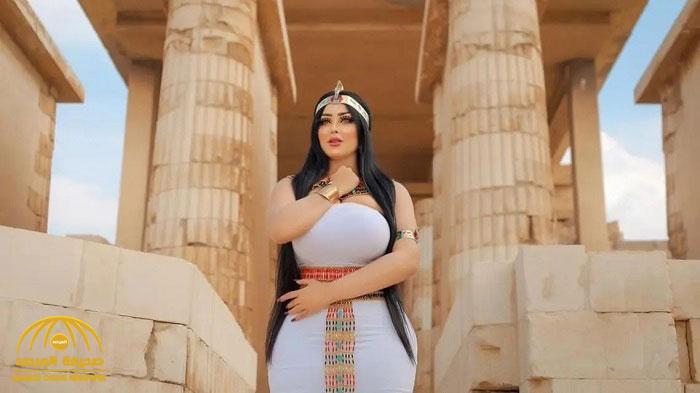 عارضة أزياء تتسلل إلى منطقة أثرية بعباءة سوداء.. وعندما "خلعتها" أثارت ضجة في مصر!