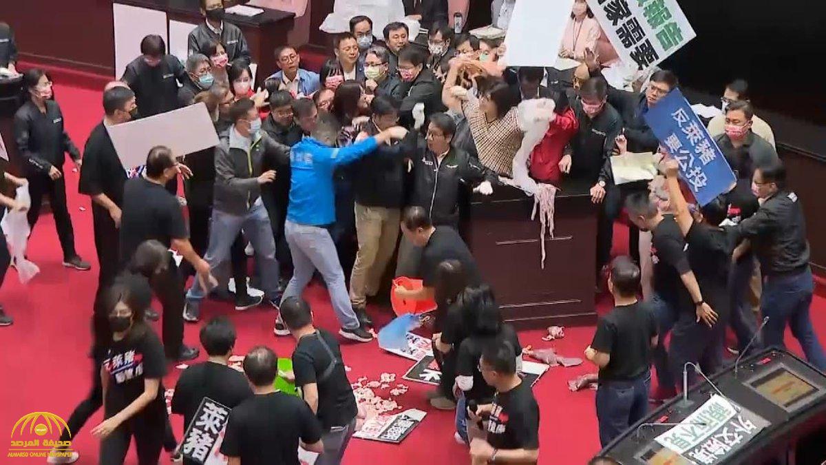 شاهد.. فوضى واشتباكات داخل البرلمان التايواني وتراشق بين النواب بـ"شيء غريب لا يخطر على بال"!