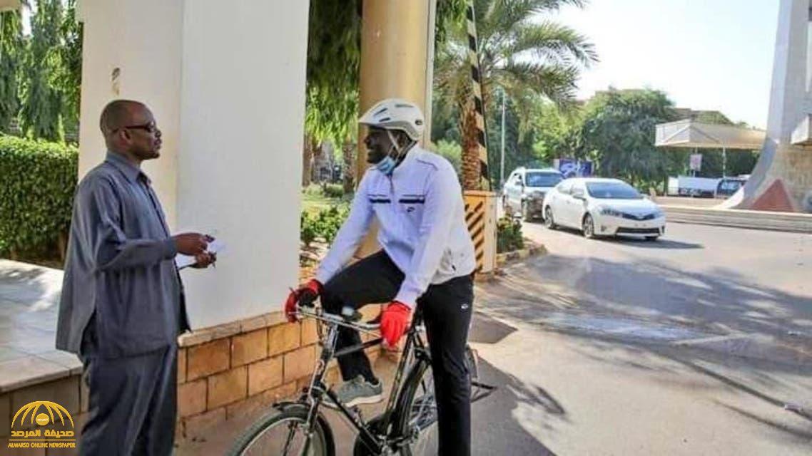 صورة لمسؤول سوداني تثير جدلاً واسعاً .. والكشف عن الهدف منها !