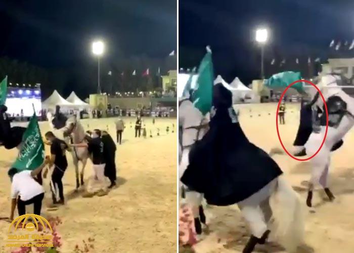 شاهد : سقوط فتاة من على ظهر "جواد" أثناء استعراض لمهارات الخيول في جدة