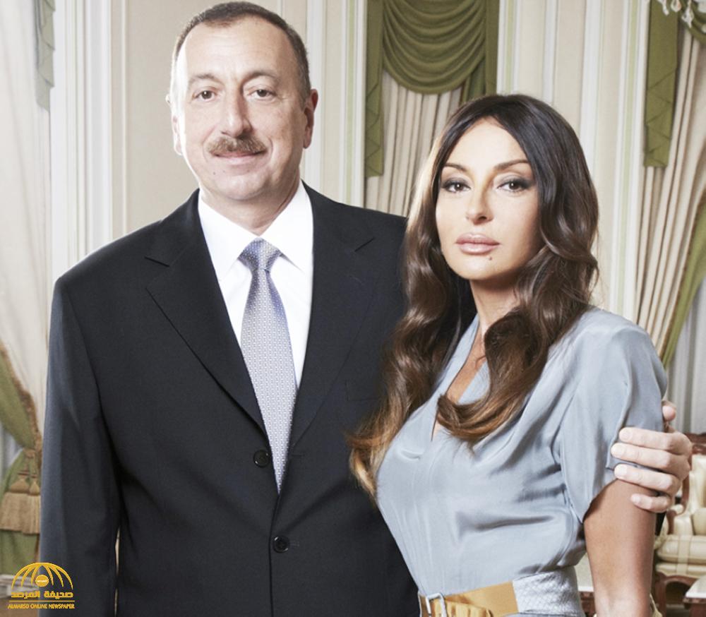 شاهد: الرئيس الأذربيجاني وزوجته بالزي العسكري وأقدام حافية يزوران مسجدا في قره باغ-صور