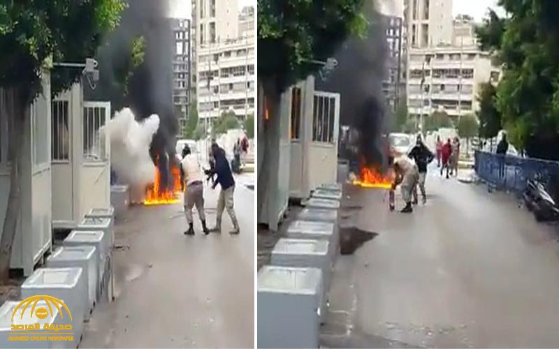 شاهد لبناني يشعل النار في نفسه أمام مركز للضمان الاجتماعي