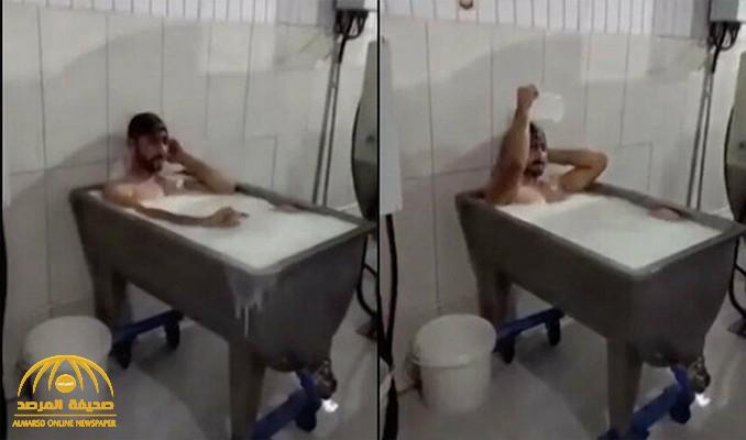 بالفيديو: عامل تركي يستحم بالحليب في مصنع ألبان في بلاده