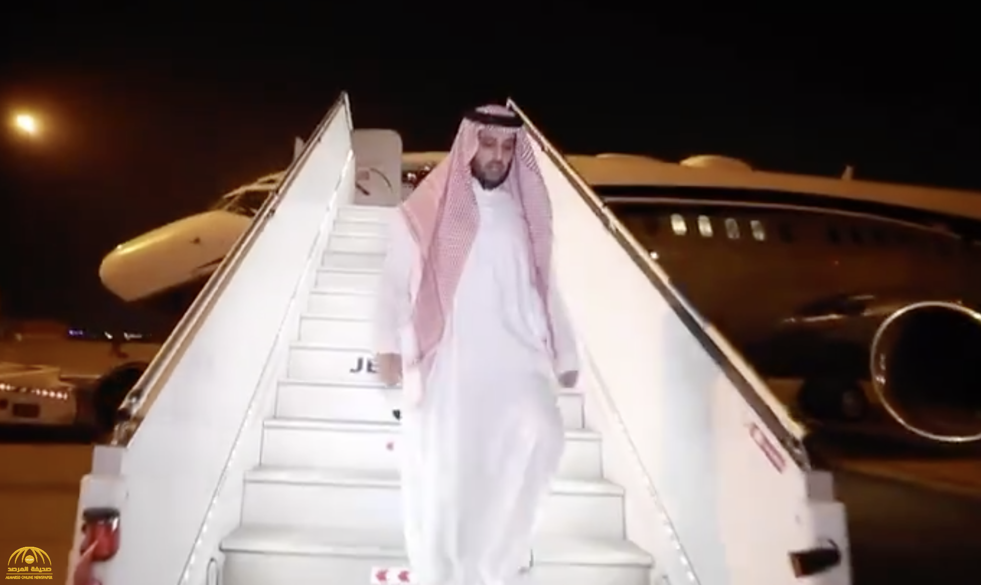 تركي آل الشيخ يصل إلى الرياض .. شاهد: ردة فعله لحظة نزوله من سلم الطائرة !