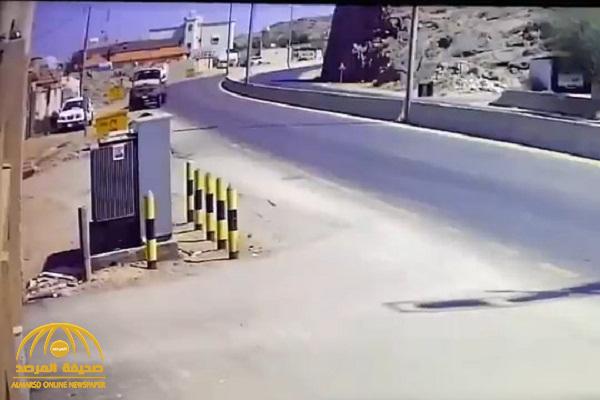 شاهد .. انقلاب مروع لشاحنة على طريق سريع في نجران