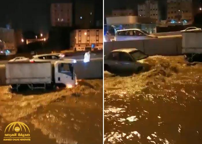 شاهد.. السيول تداهم طرقًا في مكة والمياه تغمر السيارات وتحتجزها!