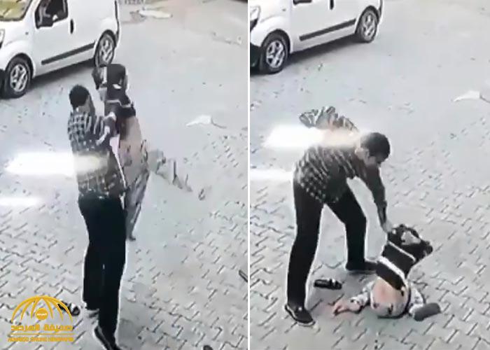 شاهد: صاحب محل تركي يضرب طفل سوري بعنف ويطرحه أرضًا.. والسبب صادم!