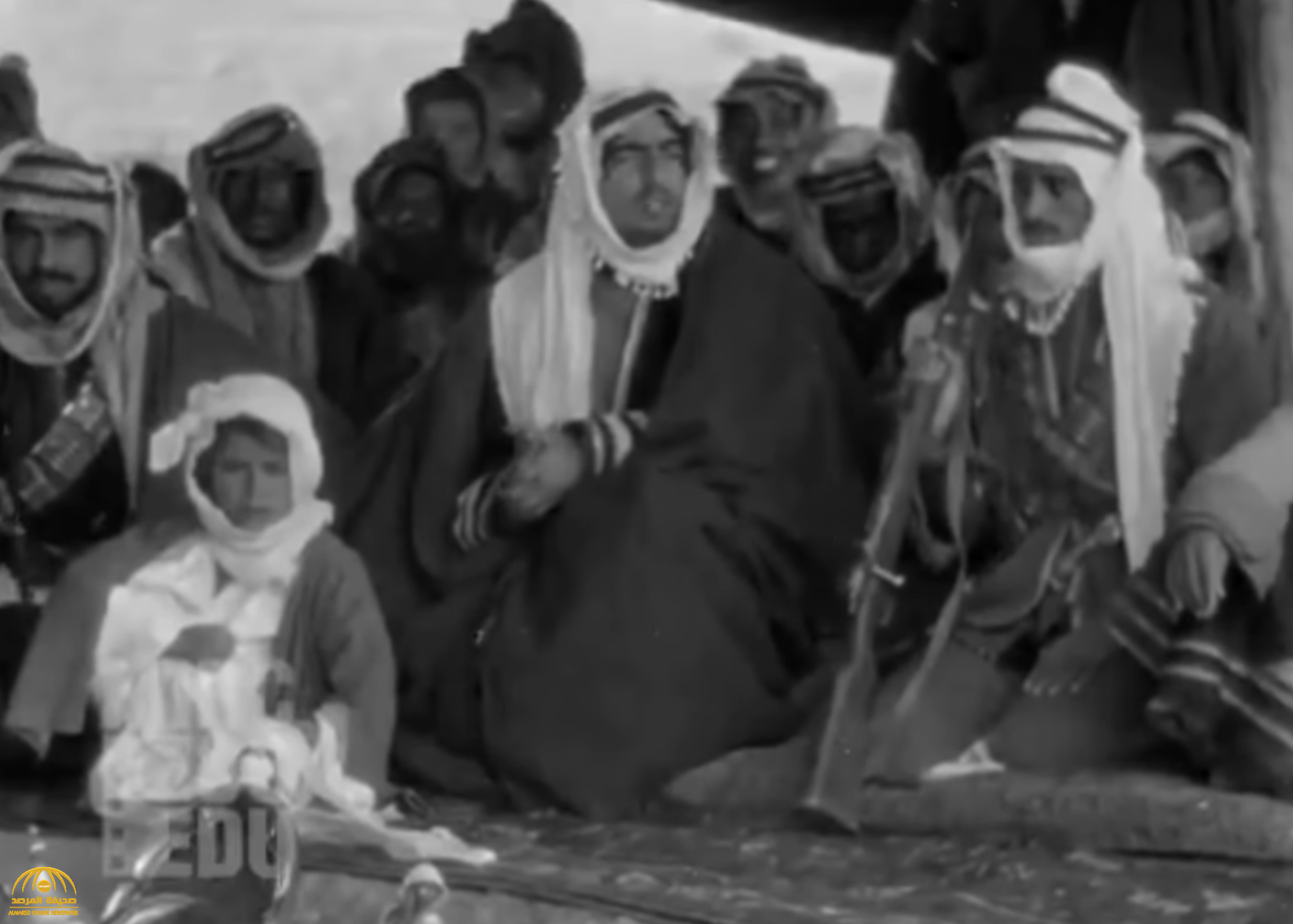 شاهد.. فيديو نادر ومثير يوثق جوانب من حياة أفراد "قبيلة" في شمال المملكة قبل 100 عام