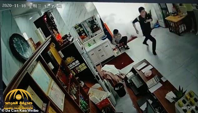 شاهد .. فيديو صادم لنيران تشتعل في أجساد موظفي مطعم في الصين بعد انفجار مفاجئ