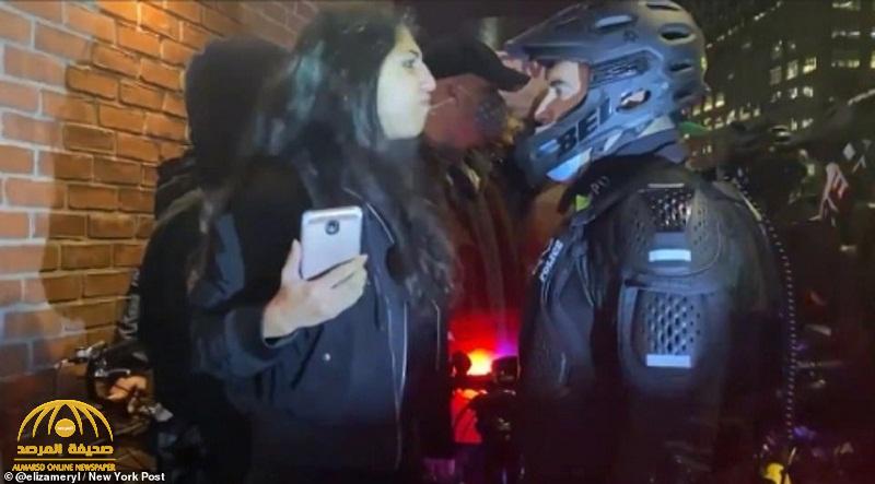 شاهد : ردة فعل ضابط أمريكي تجاه فتاة معارضة لترامب بعد أن بصقت في وجهه بنيويورك