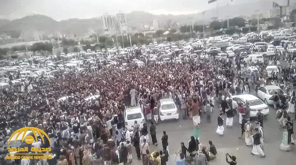شاهد .. ميليشيا الحوثي تختطف مشهور يمني خلال حفل زفافه بعد حضور آلاف اليمنيين
