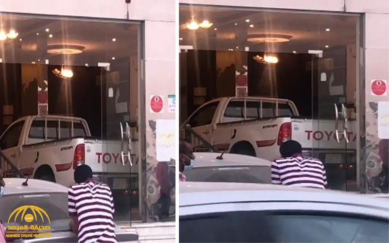 شاهد بالفيديو: سيارة مسرعة تقتحم واجهة مبنى في بريدة .. والكشف عن مصير السائق والعاملين !