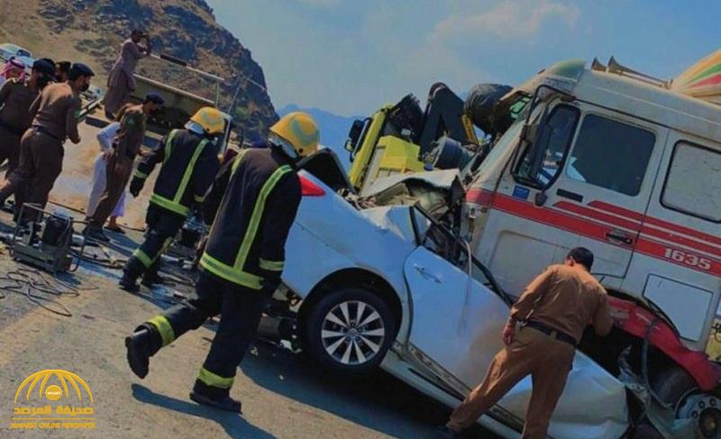 بالصور : حادث اصطدام مروع بين مركبة وشاحنة بالمخواة .. والكشف عن مصير السائقين